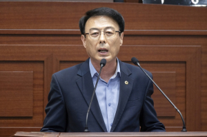 이충원, 이철우 경북지사에게 칼날 정조준