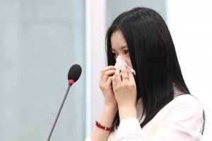 뉴진스 하니, 국감서 눈물로 따돌림 호소···