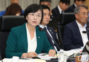 임상섭 산림청장 국감서 고개 숙였다.