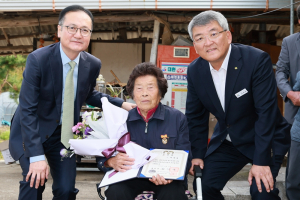예천군, 고 이재성 지사 유족 표창 전수