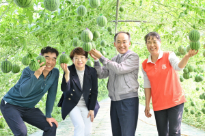 달성군의회, 애플수박 첫 출하 현장 방문